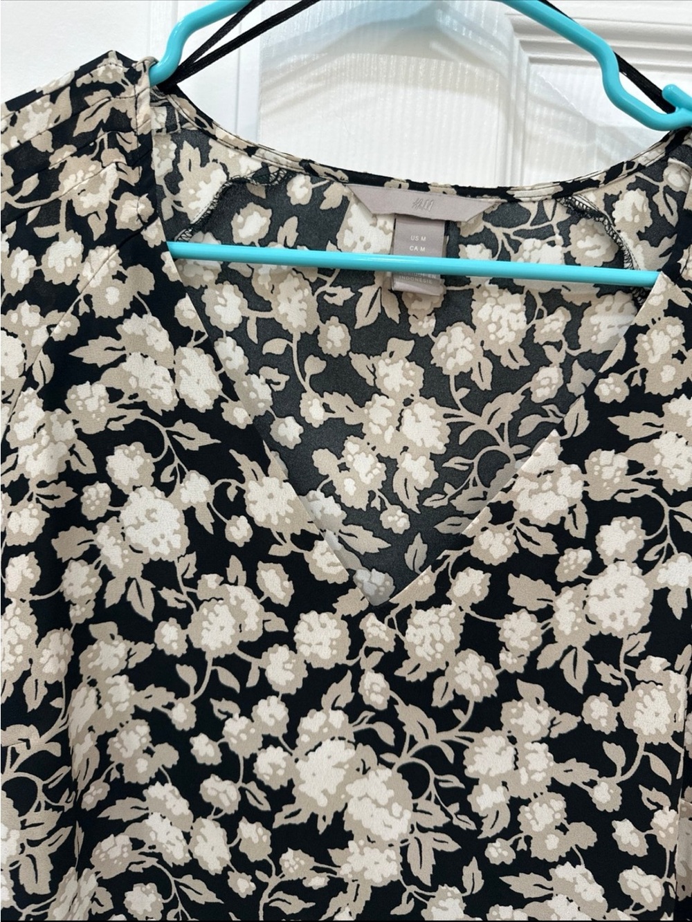 H&M Black Floral V-Neck Flutter Sleeve Blouse - Picture 2 of 3